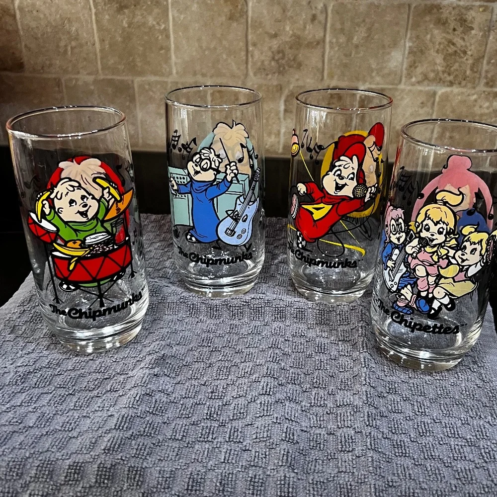 Vintage set of 4 1985 Hardees Chipmunk Glasses - Picture 2 of 6